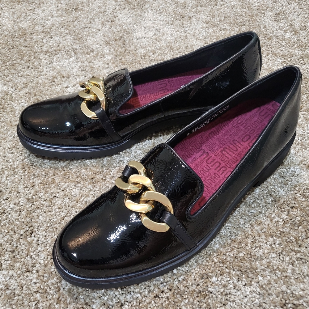 Munro Viv Black Crinkle Patent Loafers 9.5N Narrow